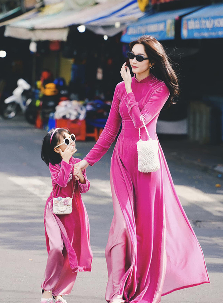 Only 6 years old but the little girl has long legs, is tall and slender, and is expected to soon become a famous beauty like her mother.