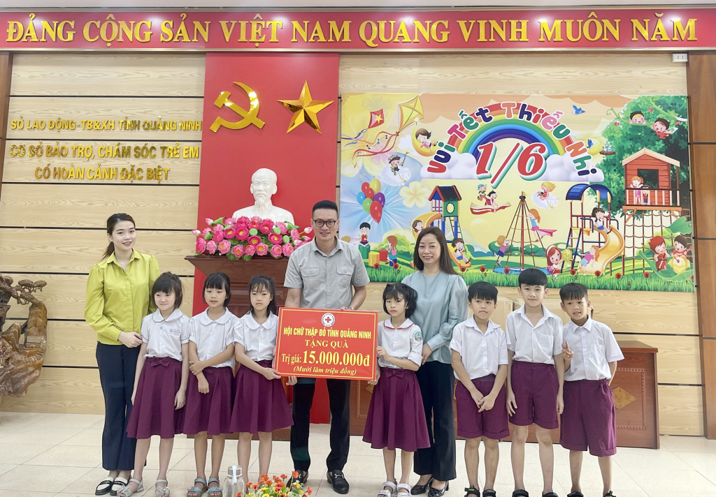 M. Nguyen Tuan Anh, vice-président de la Société provinciale de la Croix-Rouge, a offert des cadeaux aux étudiants du Centre provincial de protection et de soins des enfants en situation particulière.