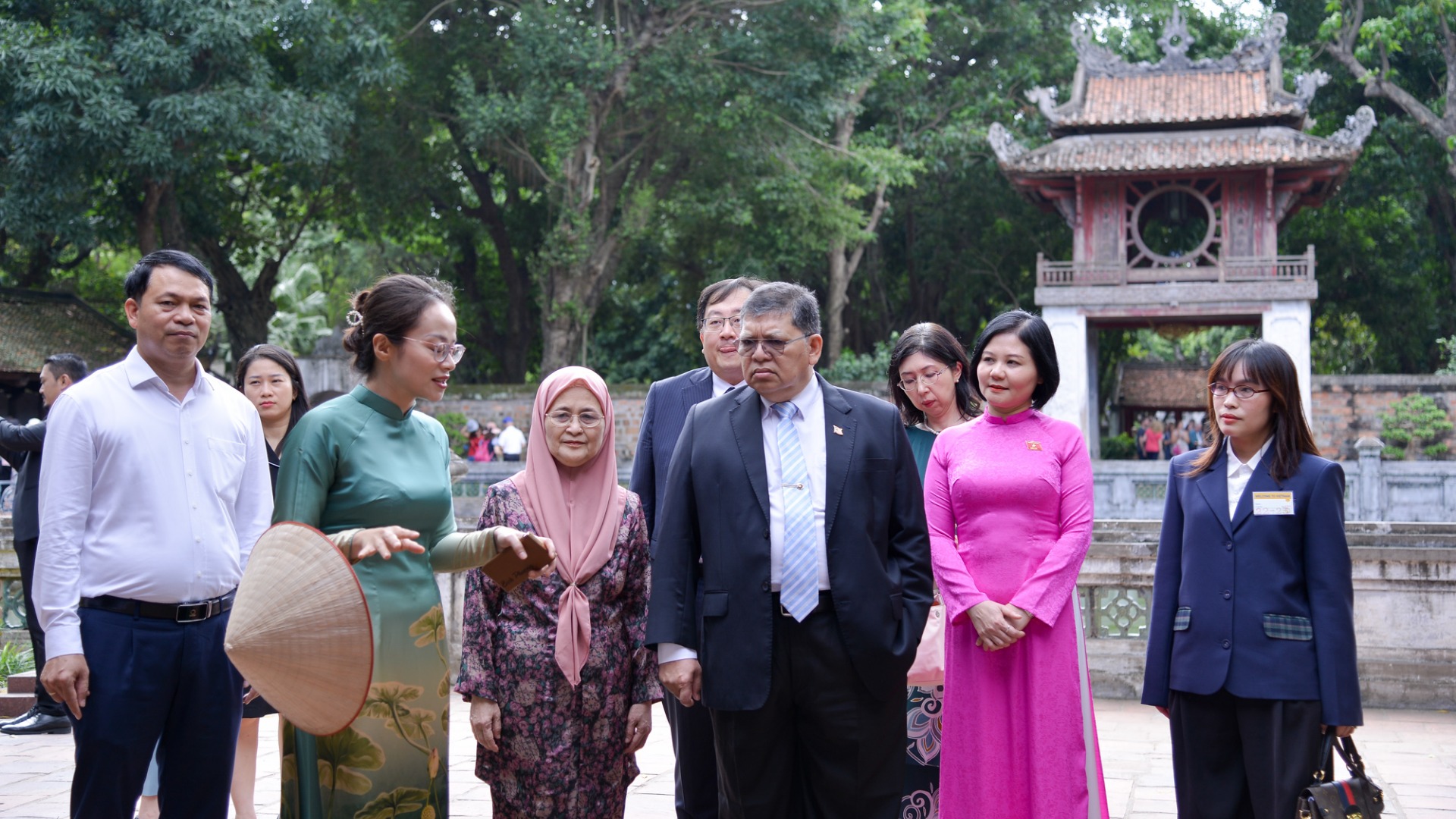 El presidente de la Cámara de Representantes de Malasia y su esposa visitan el Templo de la Literatura