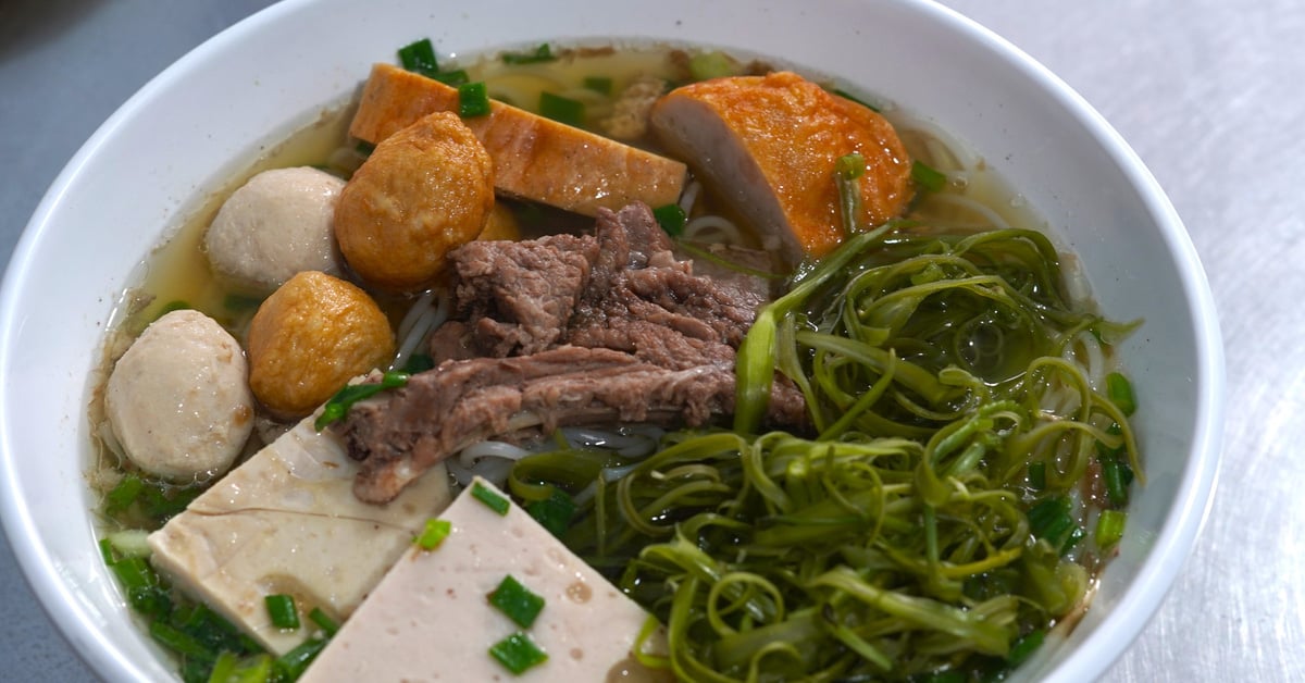 Bun moc en el área residencial de Bac Hai, los clientes vienen a comer porque las albóndigas son muy deliciosas