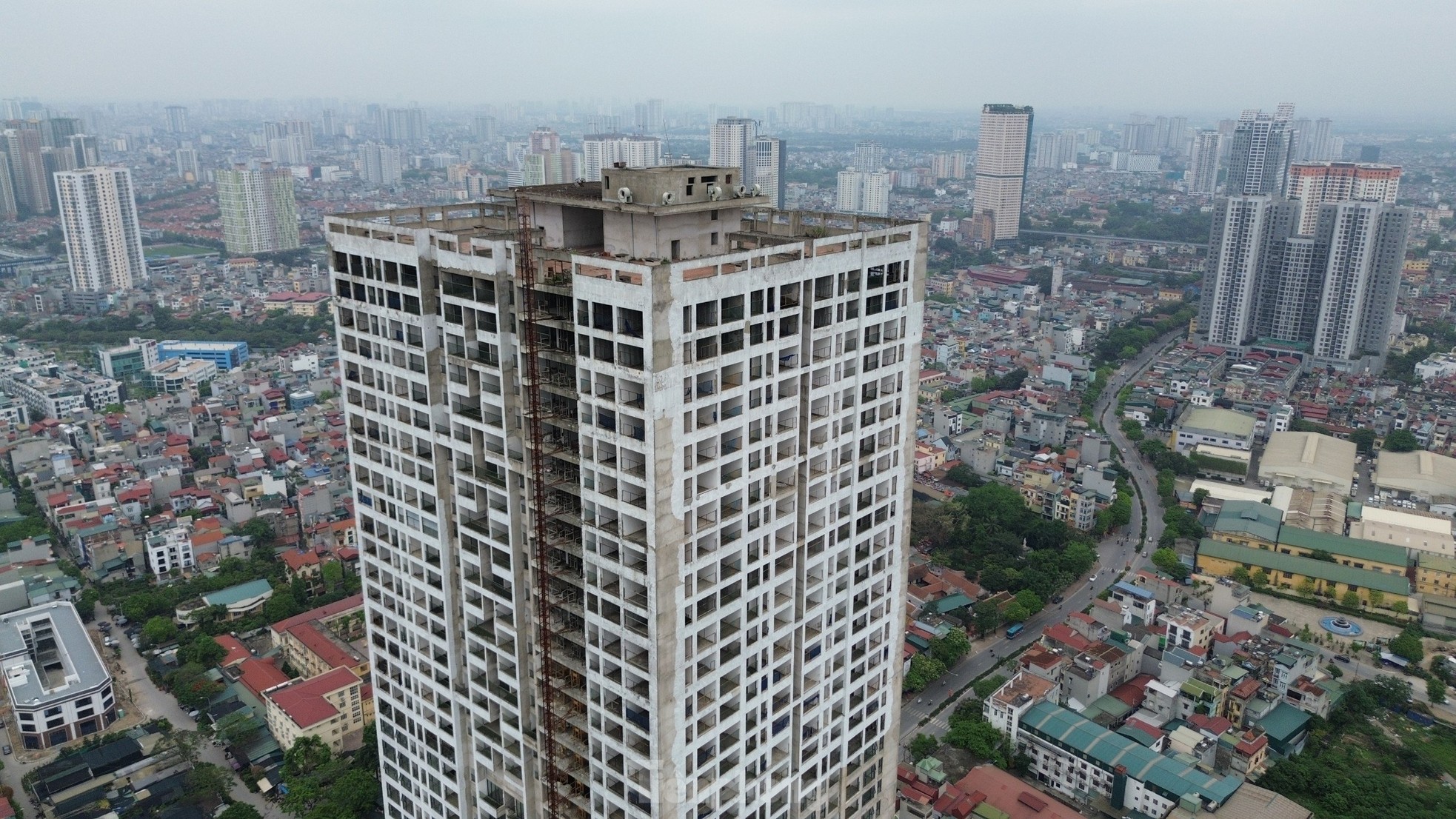 Movements of a series of apartment projects in Hanoi after a long period of abandonment and fenced off photo 16