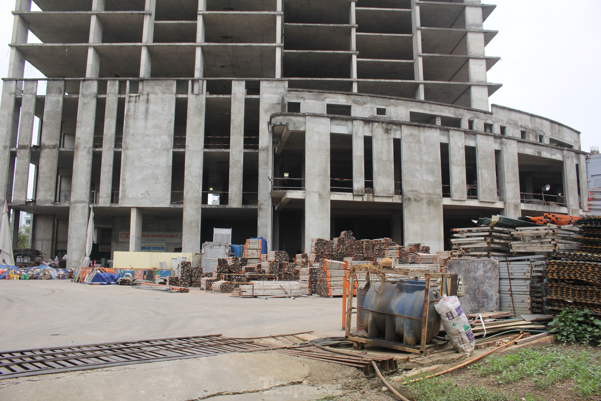 Movements of a series of apartment projects in Hanoi after a long period of abandonment and fenced off photo 13