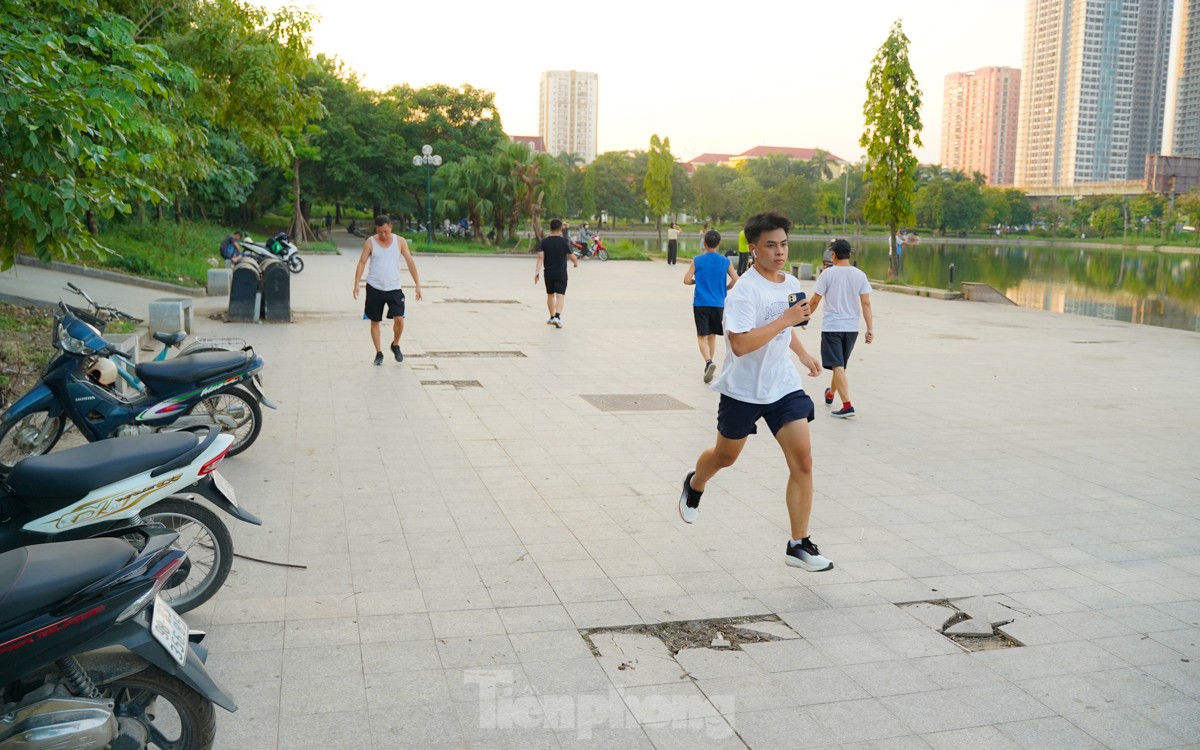 마이딕 호수 공원의 황폐해진 모습을 클로즈업한 사진 2