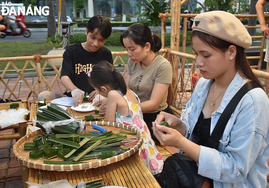 Un espace pour découvrir le banh it et le banh xu xe est également très attrayant pour les jeunes. Photo: THU HA