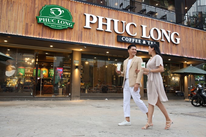 顧客がPhuc Long製品を体験します。写真: マサングループ