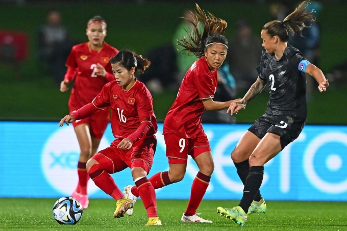 Midfielder Duong Thi Van (number 16) played in the match where Vietnam lost 0-2 to New Zealand. Photo: AFP