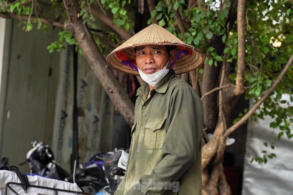 Arbeiter kämpfen unter der sengenden Sonne ums Überleben, während die Straßenoberfläche in Hanoi über 50 Grad Celsius heiß ist. Foto 8