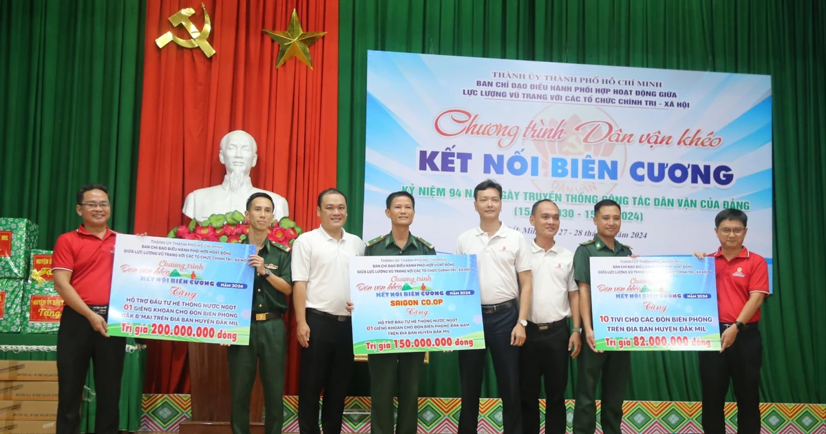 Le programme « Mobilisation de masse habile – relier la frontière » touche les cadres, les soldats et les étudiants de Dak Nong