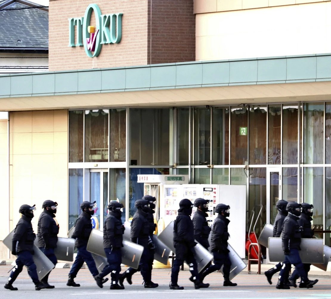 The workers at the Japanese supermarket rotate meat, photo 2