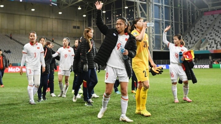 Huynh Nhu et ses coéquipiers remercient les supporters d'être venus au stade pour encourager l'équipe féminine vietnamienne lors de la Coupe du monde 2023.