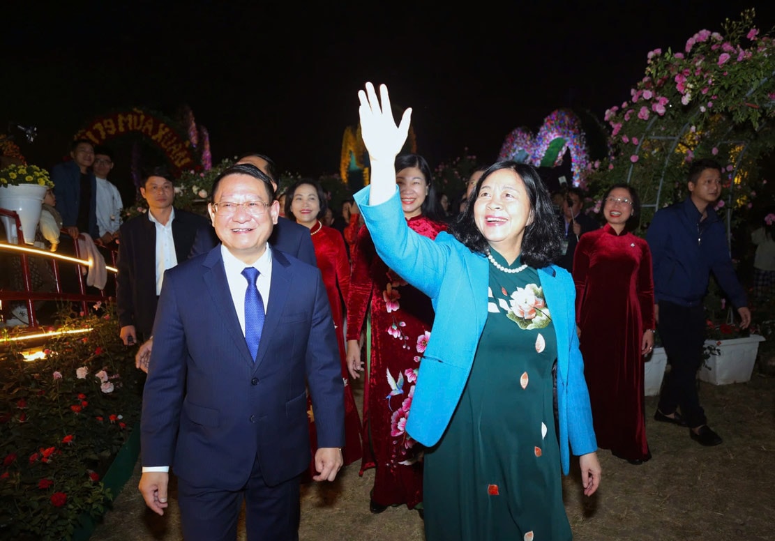 La secretaria del Comité del Partido de Hanoi, Bui Thi Minh Hoai, asiste a la ceremonia de apertura del Festival de las Flores de Me Linh