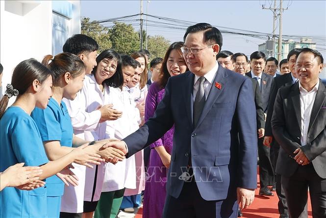 국회의장 Vuong Dinh Hue가 라오스 라비 국제병원 방문