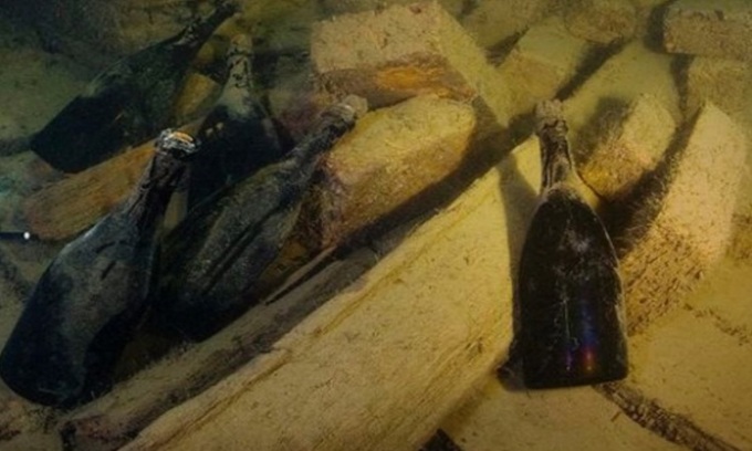 Bouteilles de champagne sur l'épave. Photo : Origines anciennes