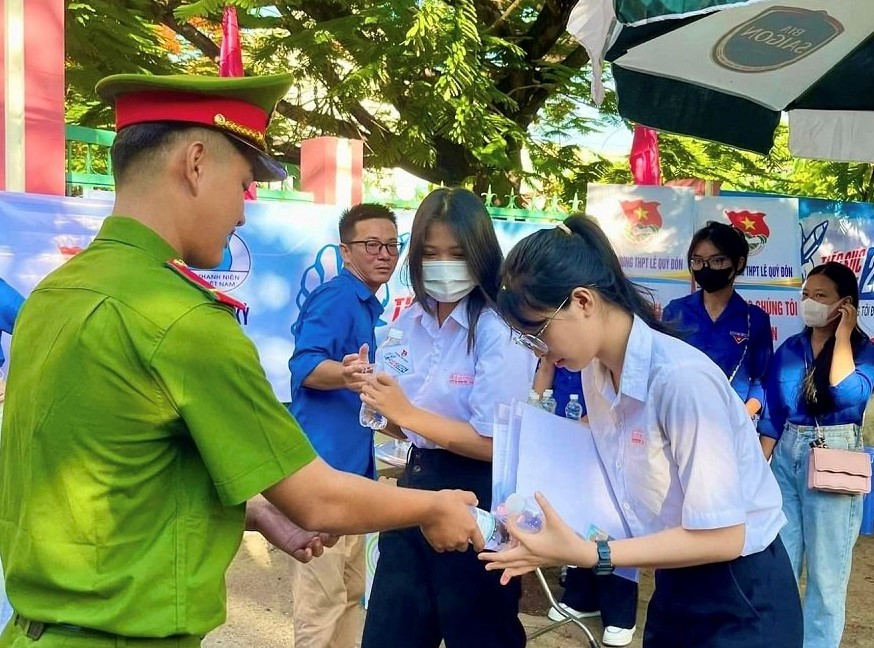 Công an Quảng Nam dùng xe đặc chủng áp tải đề thi- Ảnh 2.