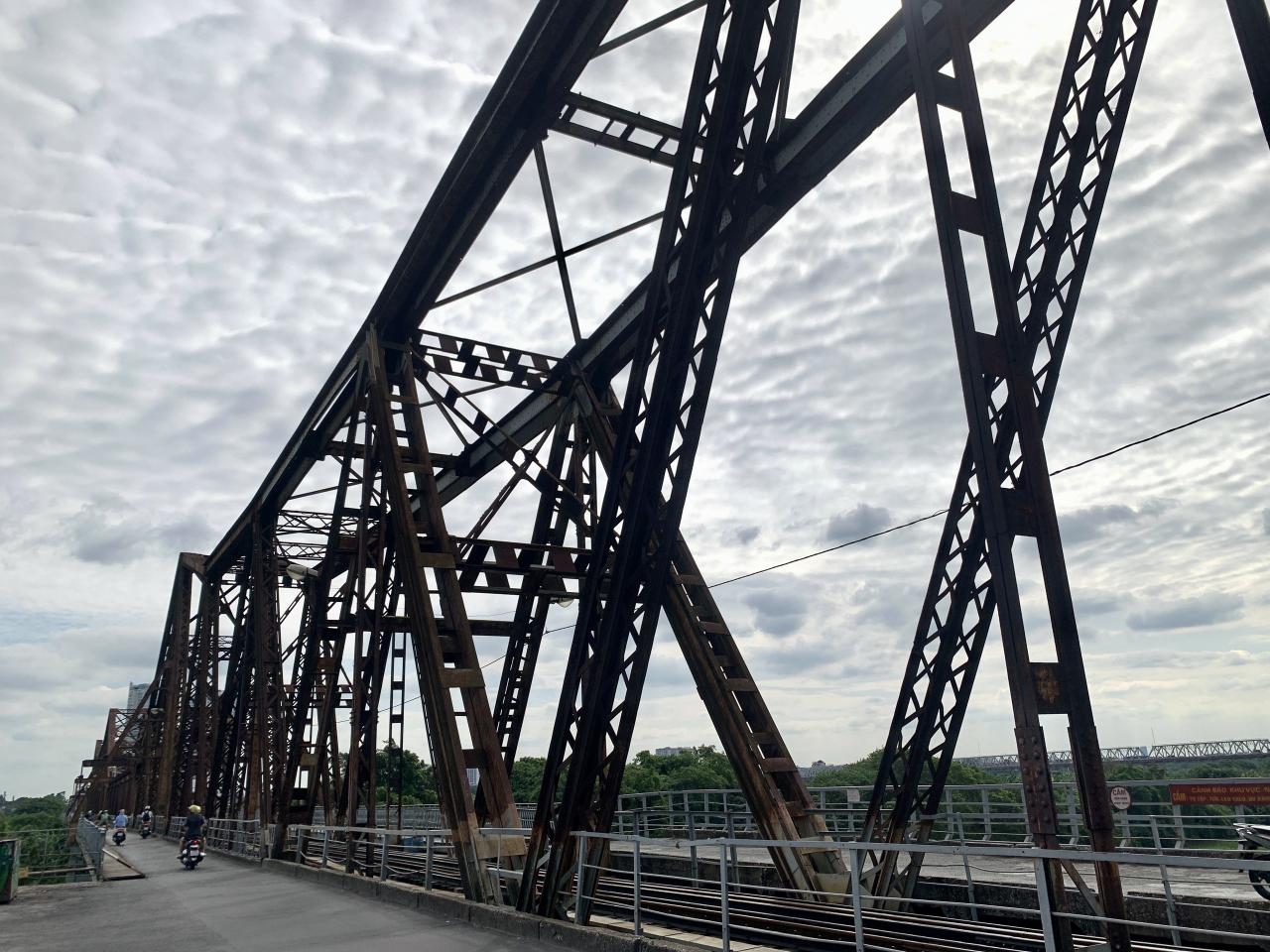 Long Bien Bridge is considered a historical witness to the victory of our army and people. On July 20, 1954, the Geneva Agreement was signed, forcing the French army to withdraw from Hanoi within 80 days. On October 9, 1954, the last French soldiers withdrew across Long Bien Bridge. At the same time, the Vietnamese army entered the bridge to prepare to take over the capital. Photo: Nhat Minh