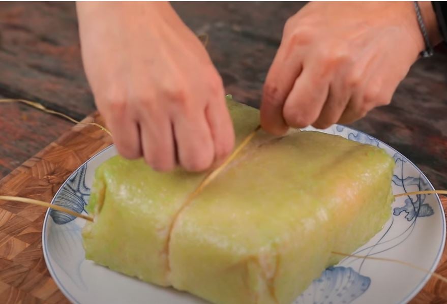 Cắt bánh chưng dùng lạt hay dao dễ và đẹp hơn, người trẻ chọn cách này - Ảnh 5.