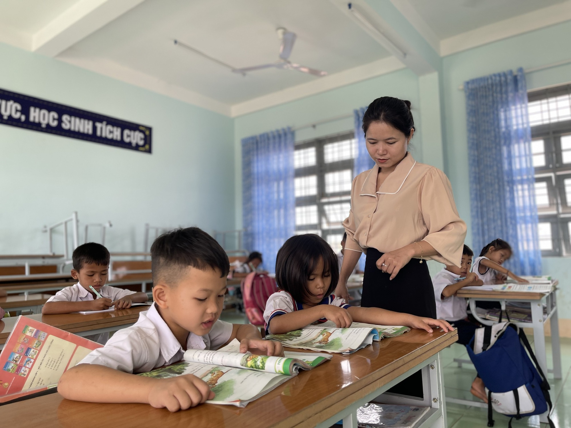 Kon Tum thiếu gần 1.000 giáo viên nhưng không tuyển được - Ảnh 1.