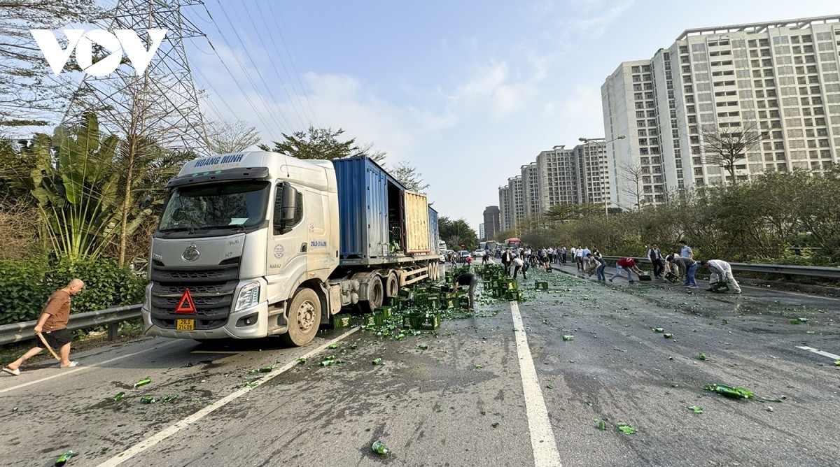 Container-LKW platzt auf, Dutzende Bierkisten fallen auf Phap Van – Cau Gie Highway, Foto 1