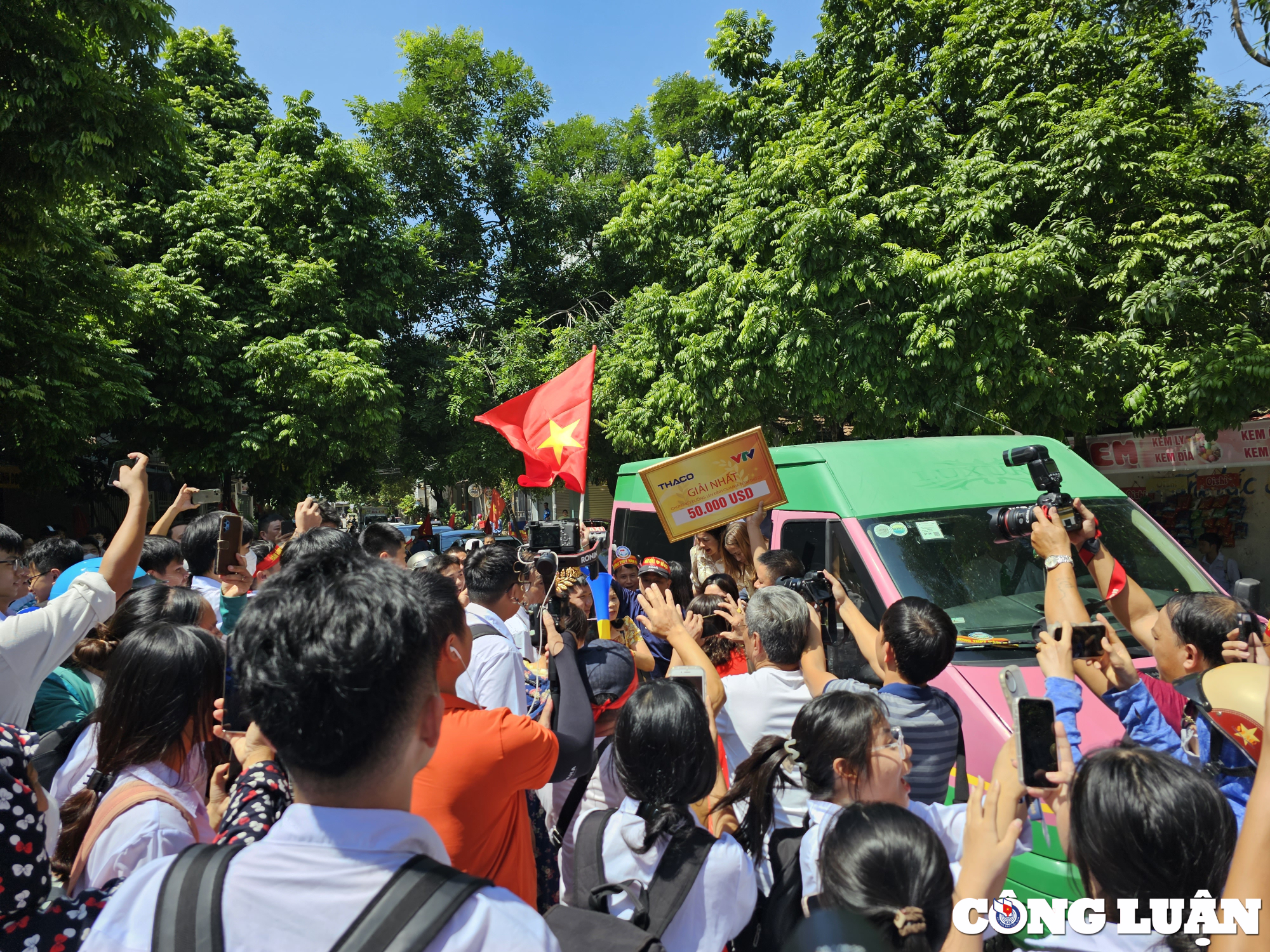 Thanh Hoa Ham Rong High School welcomes the 2023 Olympic champion photo 4