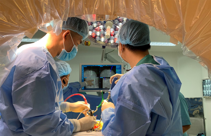 Médico de Neurocirugía del Hospital Nguyen Tri Phuong realiza una cirugía al paciente. Foto: ¿El hospital brinda NTP quirúrgico?