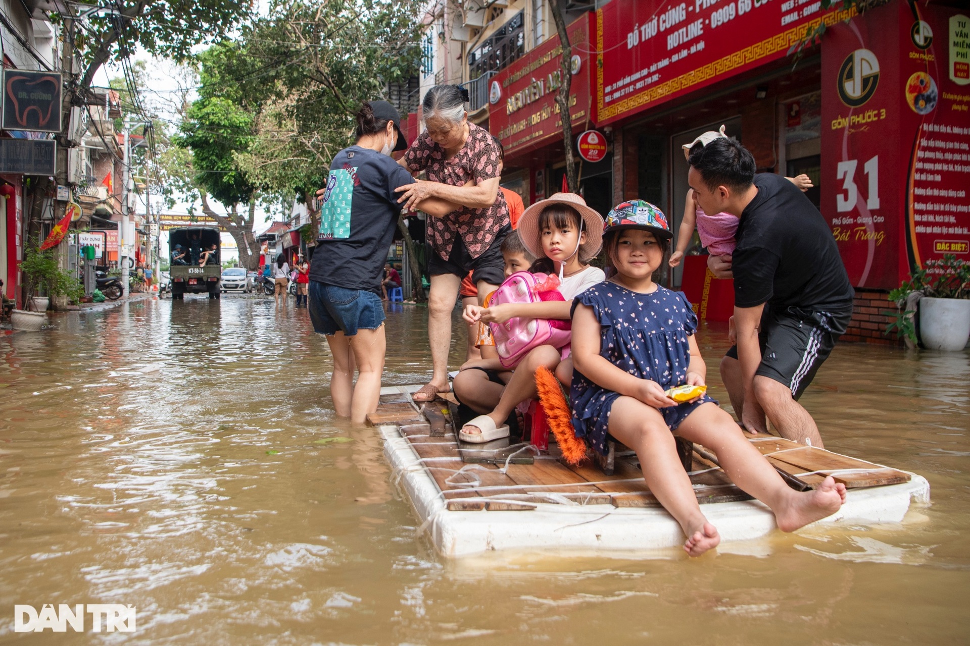 Hà Nội: Làng gốm Bát Tràng chìm trong biển nước - 13