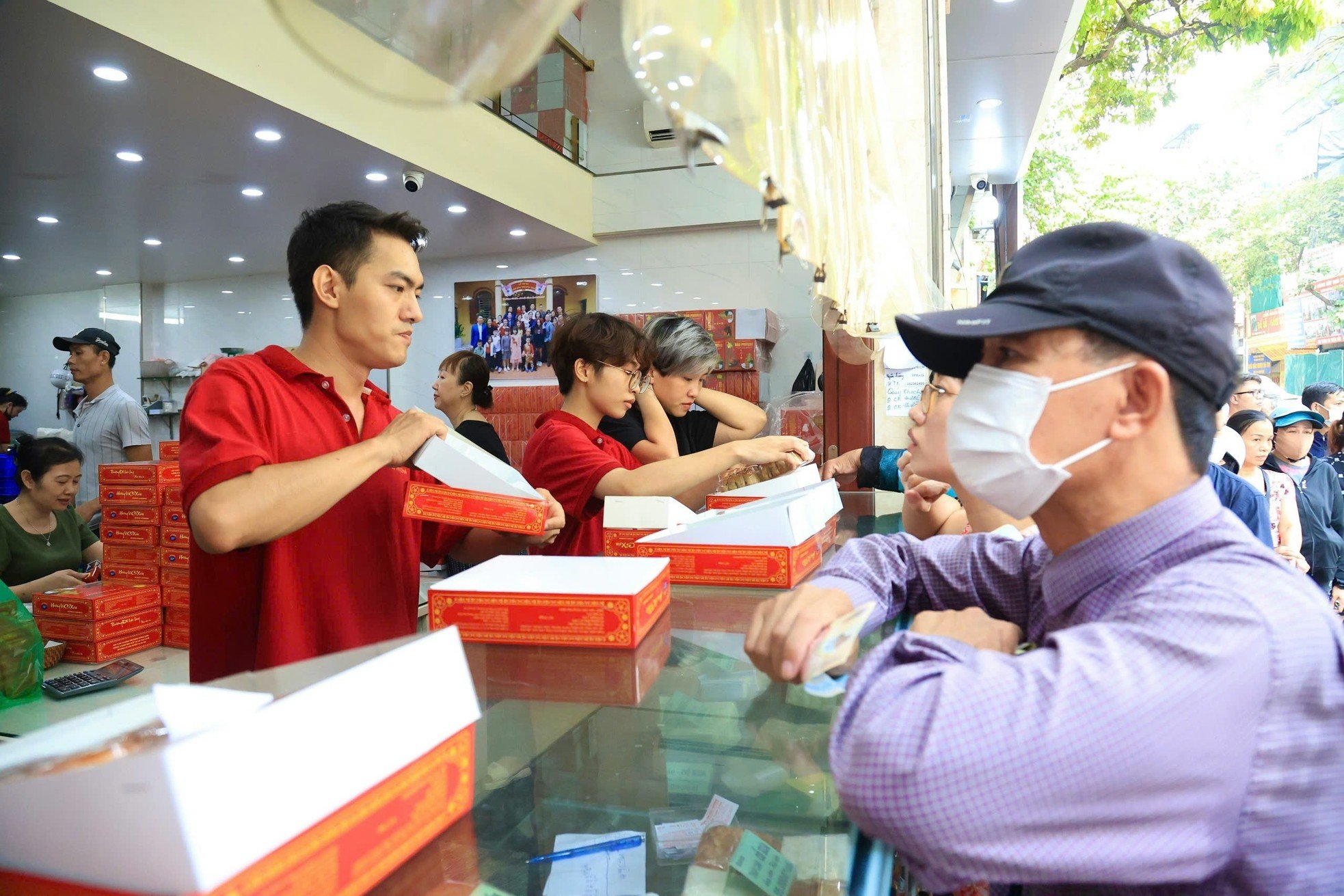 People line up to buy traditional moon cakes on Thuy Khue street photo 16