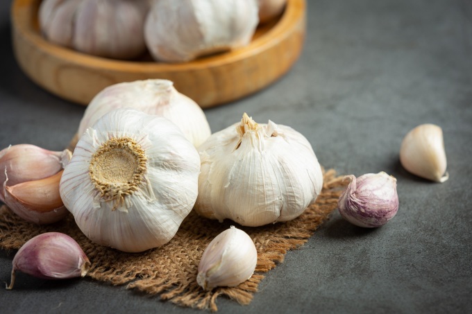 Garlic contains high levels of the natural compound allicin, which has anti-cancer properties. Photo: Freepik