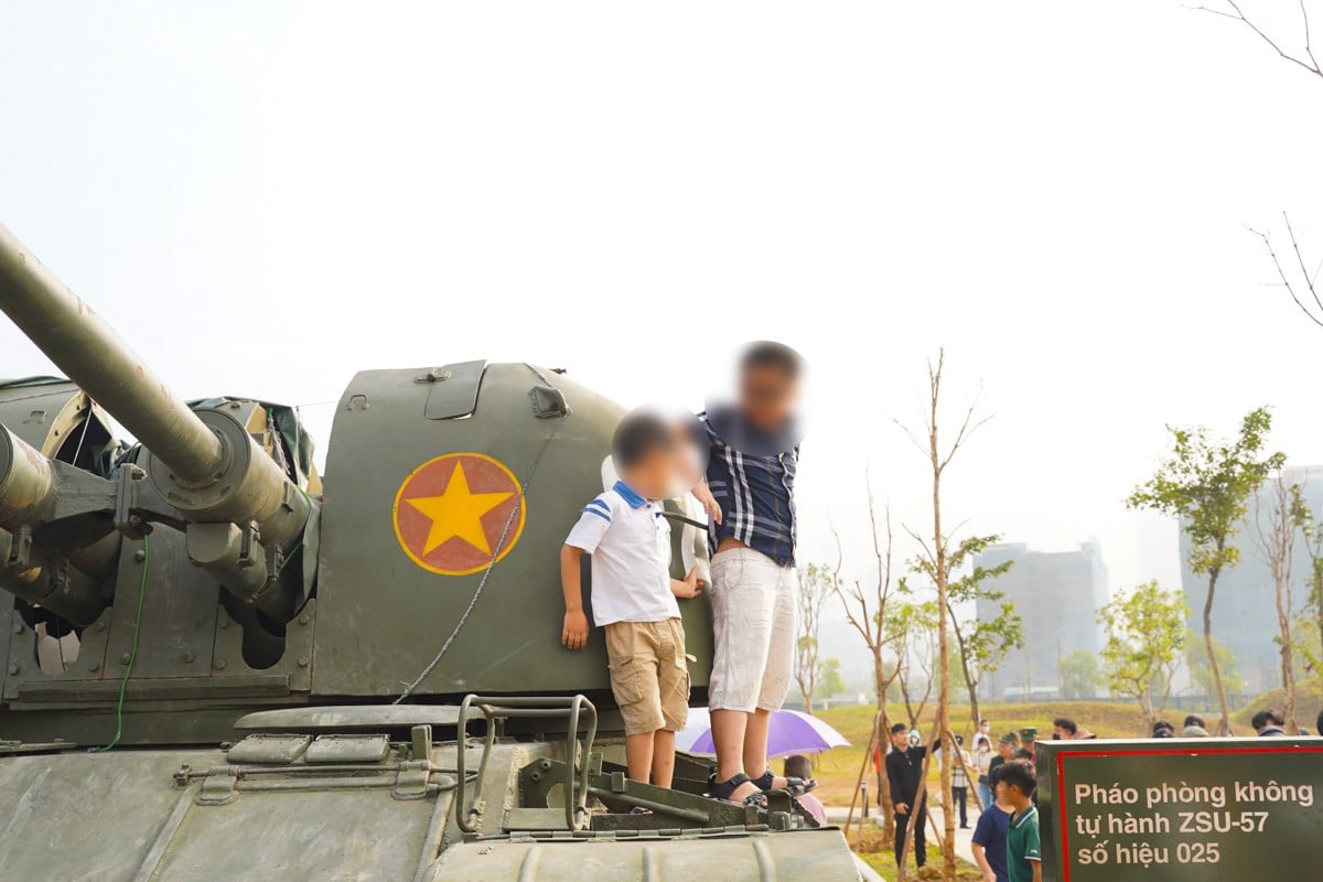 Multitudes de personas acuden a visitar el Museo de Historia Militar de Vietnam. Foto 15