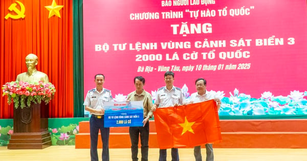 Die Zeitung Nguoi Lao Dong spendete der Küstenwache Region 3 2.000 Nationalflaggen