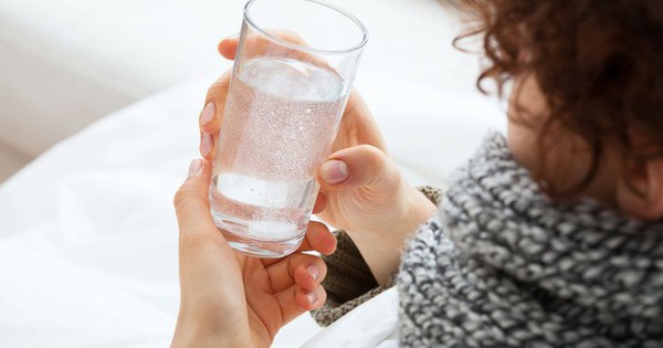 Beneficios de beber un vaso de agua tibia por la mañana