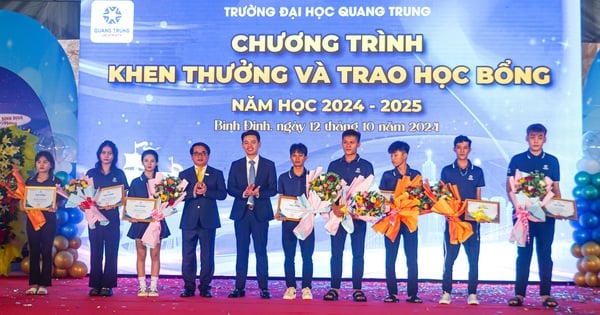 Khen thưởng, trao học bổng cho sinh viên có hoàn cảnh khó khăn