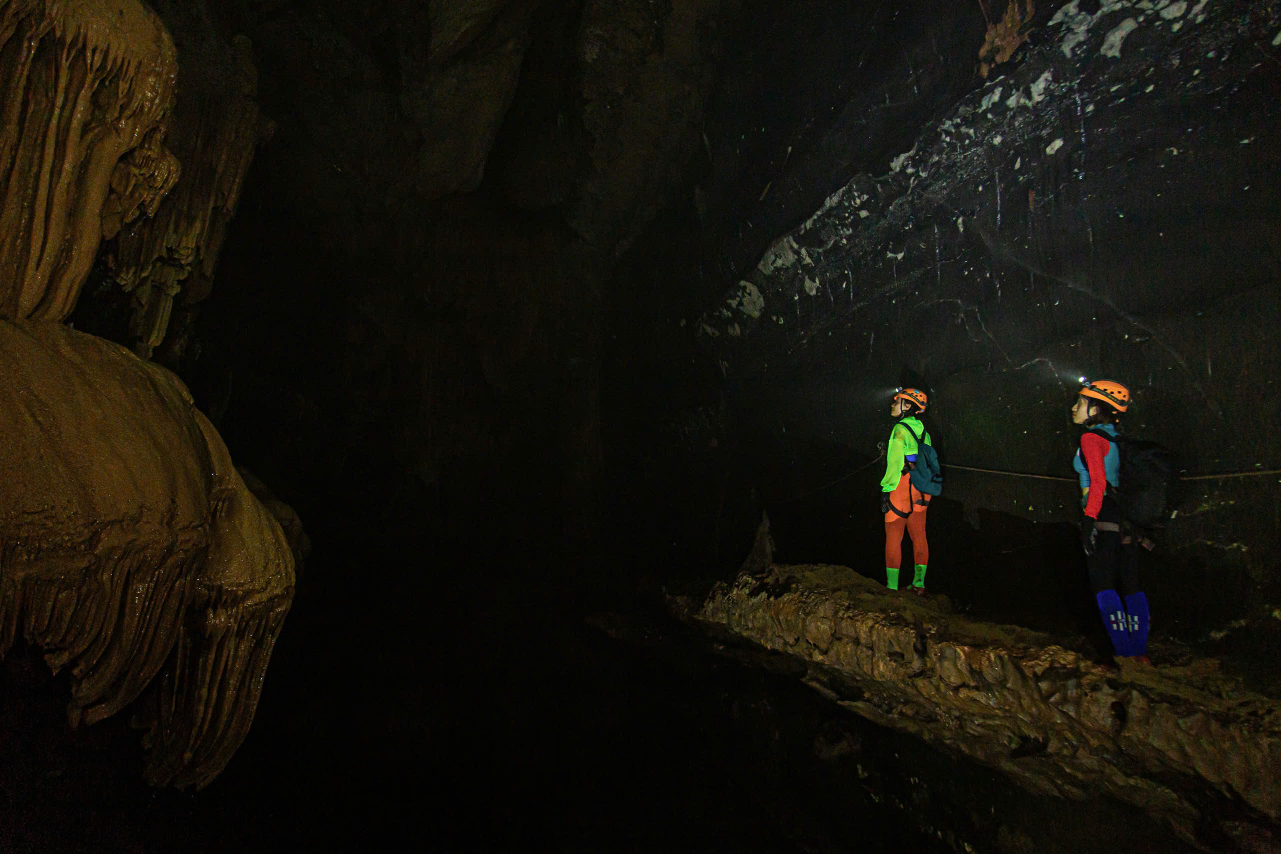 A member of the group, while climbing down the rope into the sinkhole of Thung cave, moved through the underground river of this cave and shined a flashlight to see the vast darkness that the flashlight could not reach. Then, following the rocky gorge halfway up the cave wall, they approached the mysterious lake. The rocky gorge leading to the lake was later named Lung Trung Gorge.