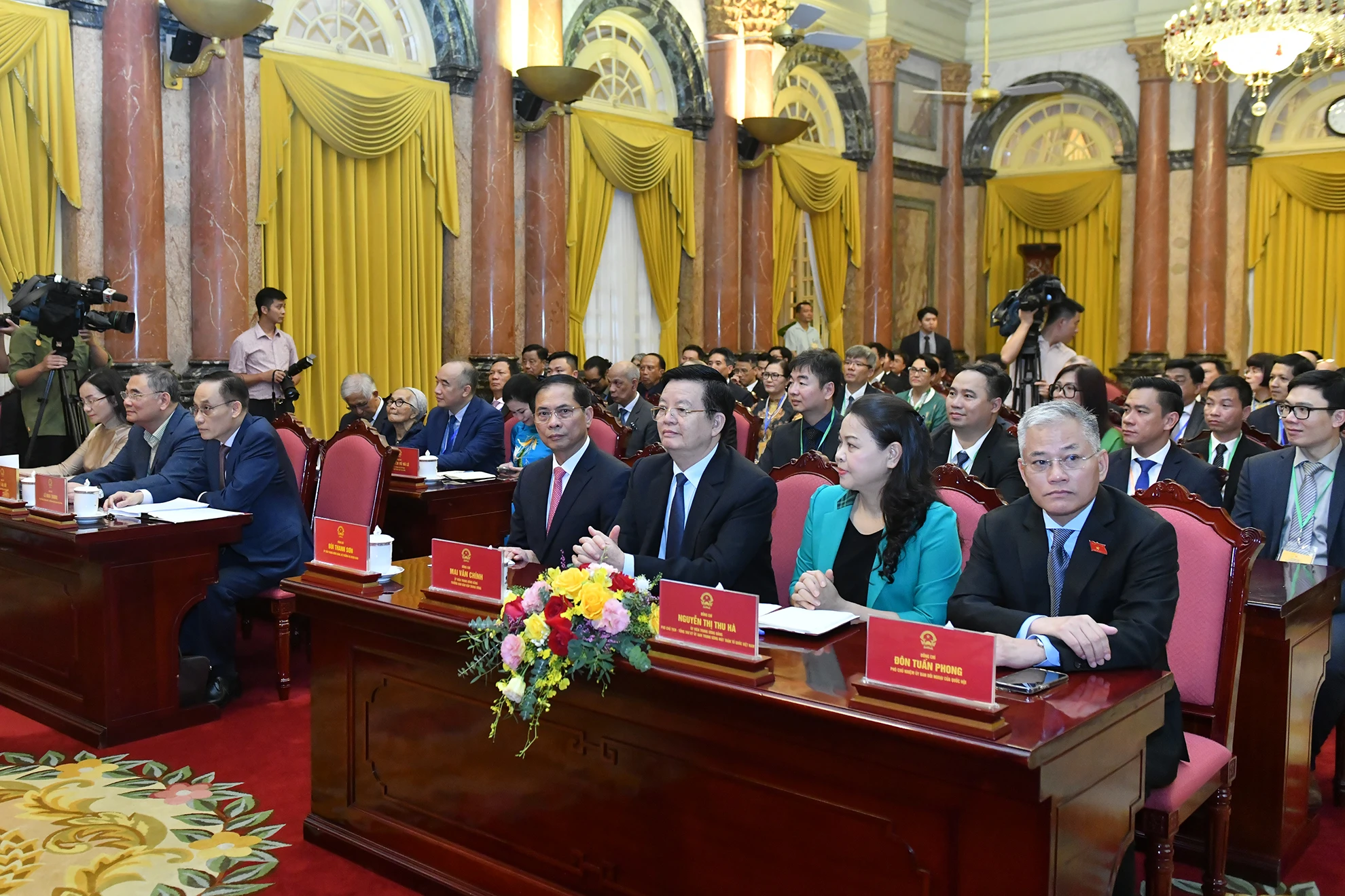 [Foto] El Secretario General y Presidente To Lam recibe a una delegación de destacados vietnamitas en el extranjero. Foto 3