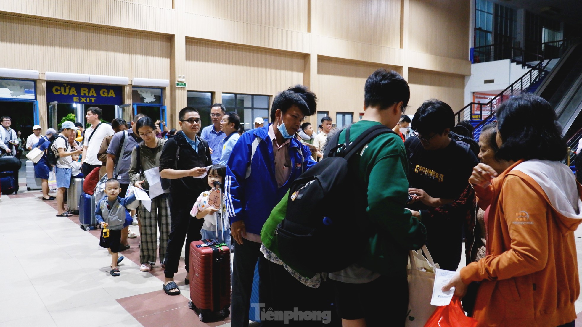 First day of September 2nd holiday: Train stations and bus stations crowded, Tan Son Nhat airport surprisingly clear photo 17