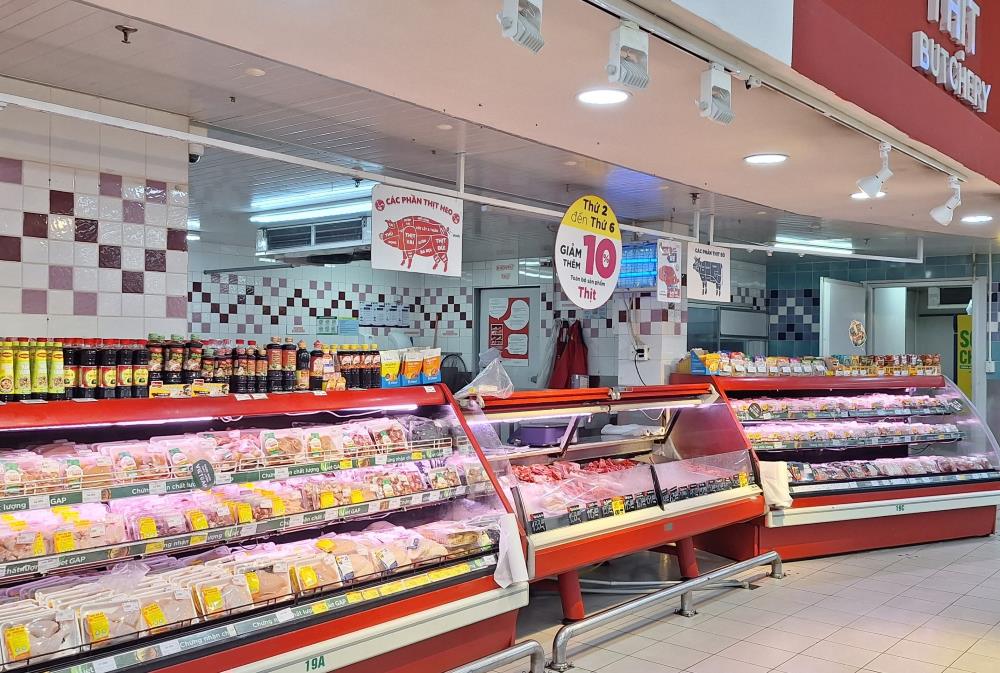 Viele Supermärkte bieten Sonderangebote für Schweinefleisch an, um Kunden anzulocken. Bild aufgenommen im BigC Thang Long Supermarkt am 30. November 2023 um 15:00 Uhr. Foto: Phan Anh