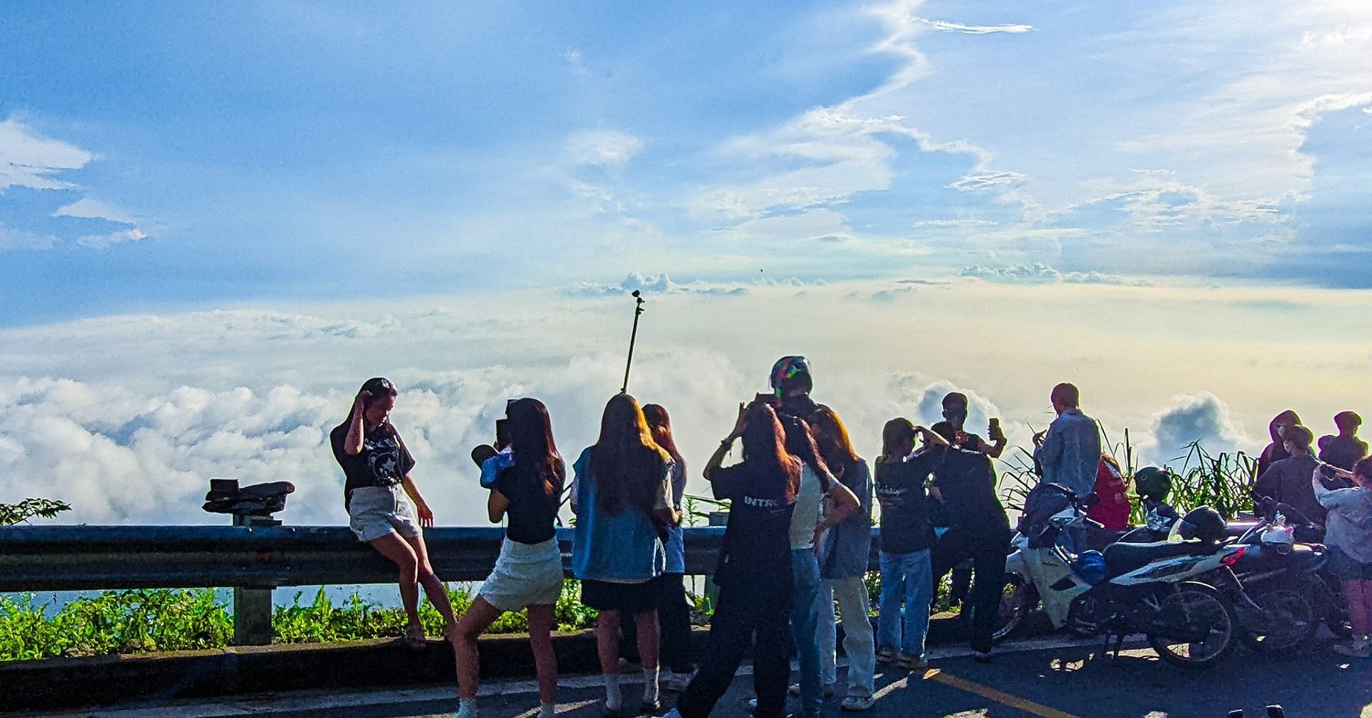 Los turistas acuden en masa a la cordillera de Hanoi para ver el mar de nubes y el amanecer "tan fresco como Da Lat"