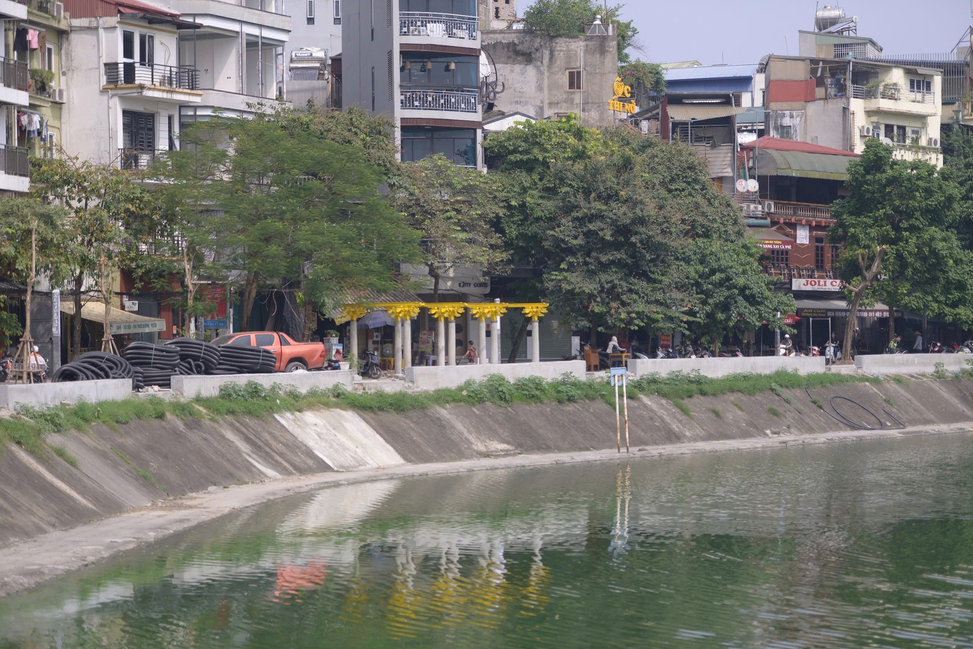 Close-up of the walking street around Ngoc Khanh Lake about to come into operation photo 5