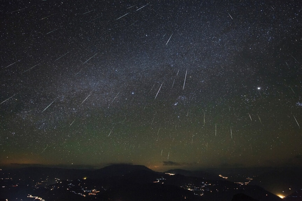 Superbes photos de la pluie de météores des Géminides à travers le monde - 1