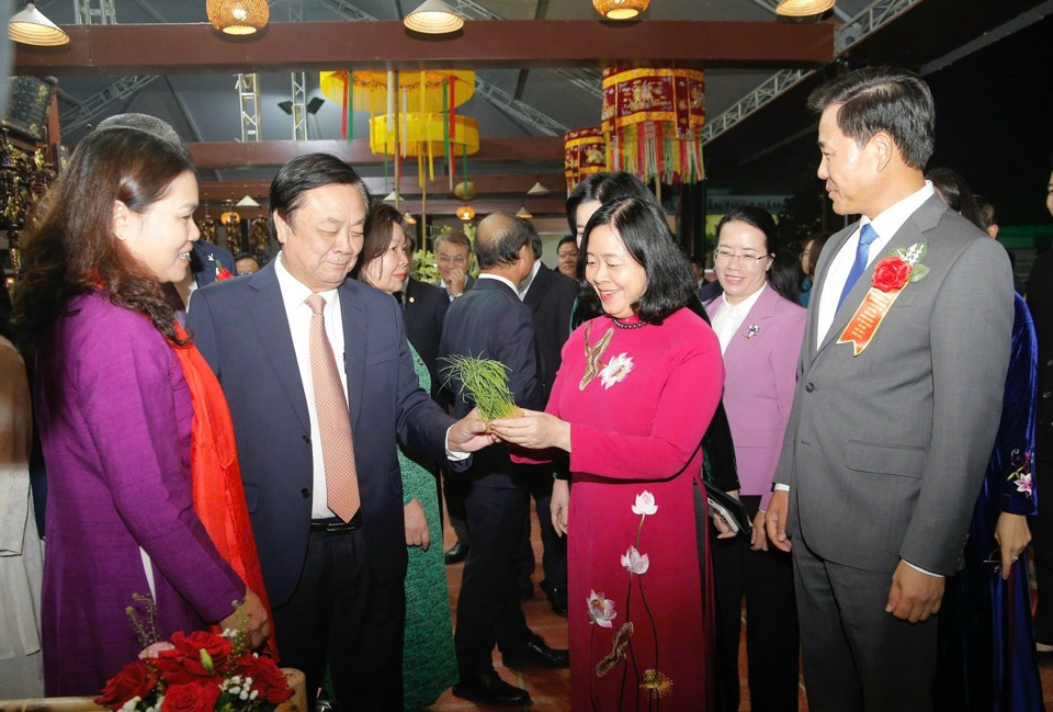 La secretaria del Comité del Partido de Hanoi, Bui Thi Minh Hoai, y los delegados visitaron el área de exposición de productos agrícolas típicos de la capital. Fotografía de Viet Thanh.