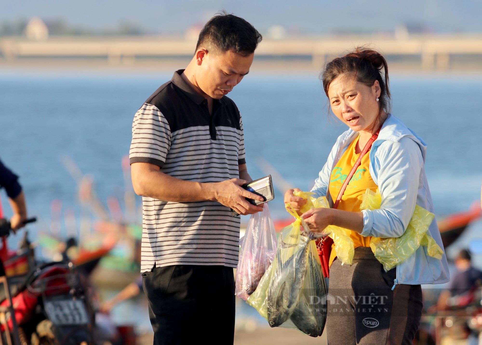 Độc Lạ Hà Tĩnh: Chợ cá ven biển 600 tuổi họp lúc 3h sáng, khi bình minh ló rạng là phiên chợ kết thúc - Ảnh 17.