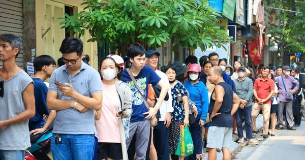 People line up to buy traditional moon cakes on Thuy Khue street.