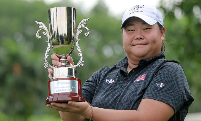 Ting Ern Hui lifted the VAO 2023 women's championship cup at Vinpearl Golf Phu Quoc on the afternoon of July 15. Photo: VGA