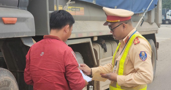 Mehrere Lastwagen, die auf der Milliarden-Dollar-Straße durch Binh Dinh Staub aufwirbelten und Steine ​​und Schmutz abwarfen, wurden mit Geldstrafen belegt.