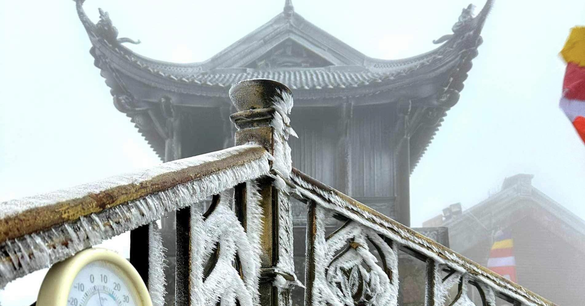 El hielo helado cubre la Pagoda Dong, Yen Tu