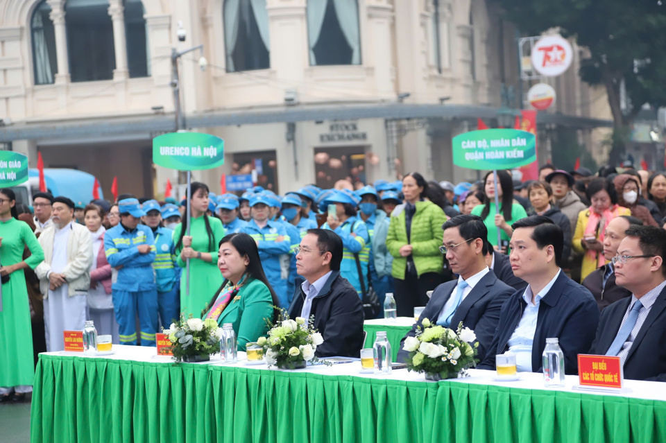 Los líderes de la ciudad de Hanoi asistieron a la ceremonia de lanzamiento.