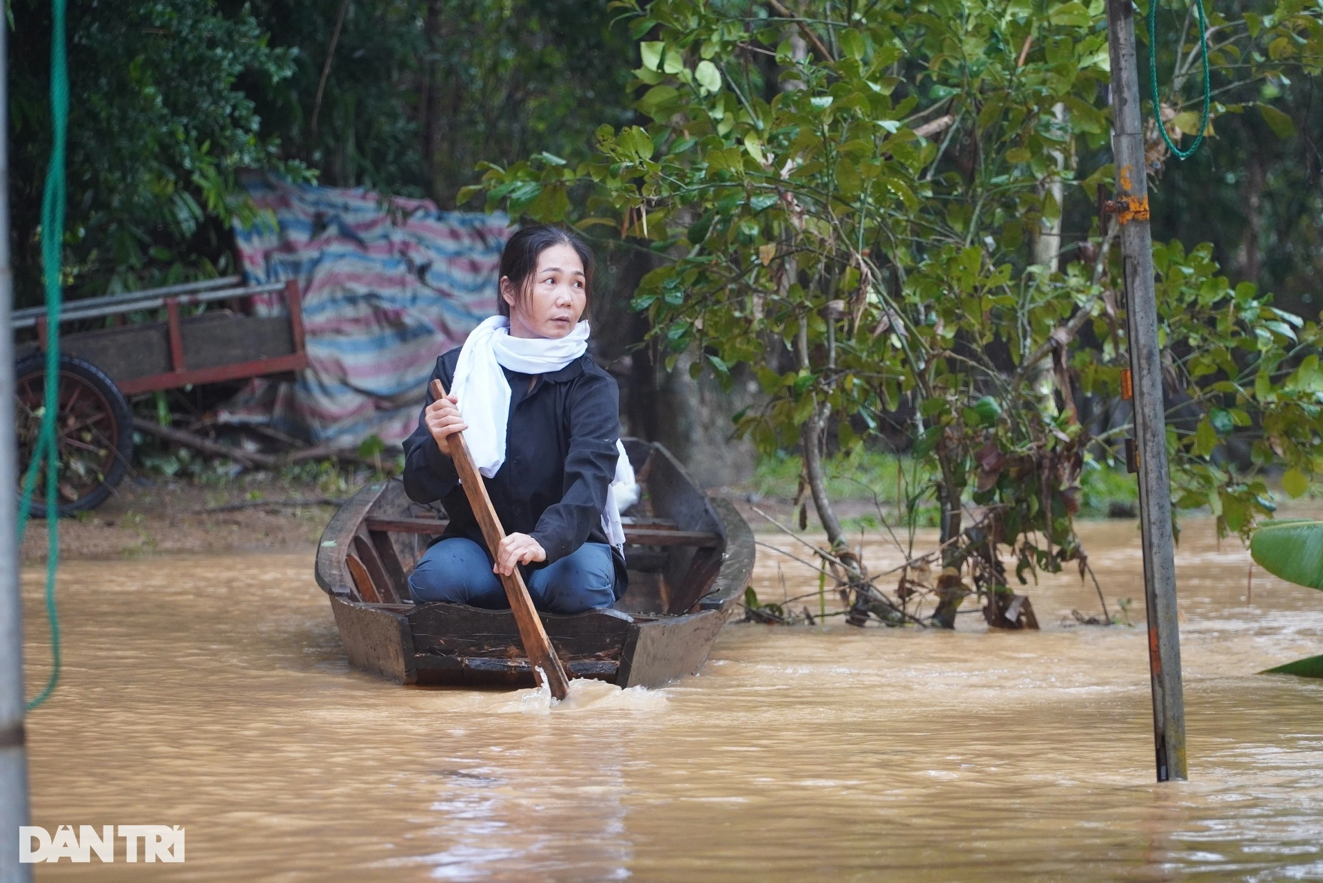 Nỗi đau vùng lũ: Chờ nước rút tiễn người quá cố, nhiều trẻ lâm cảnh mồ côi - 4