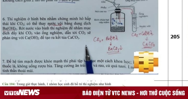 Lợi dụng lỗ hổng 'tuồn' đề thi cho người nhà