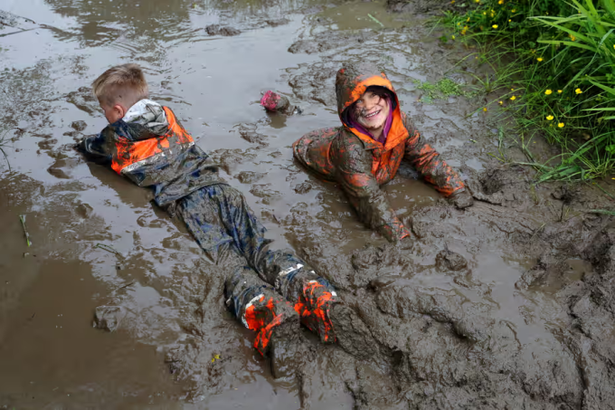 Zwei Kinder spielen im Schlamm. Foto: Guardian