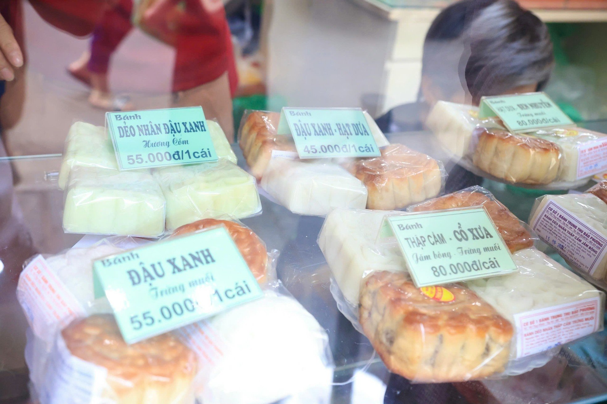 People line up to buy traditional moon cakes on Thuy Khue street photo 12