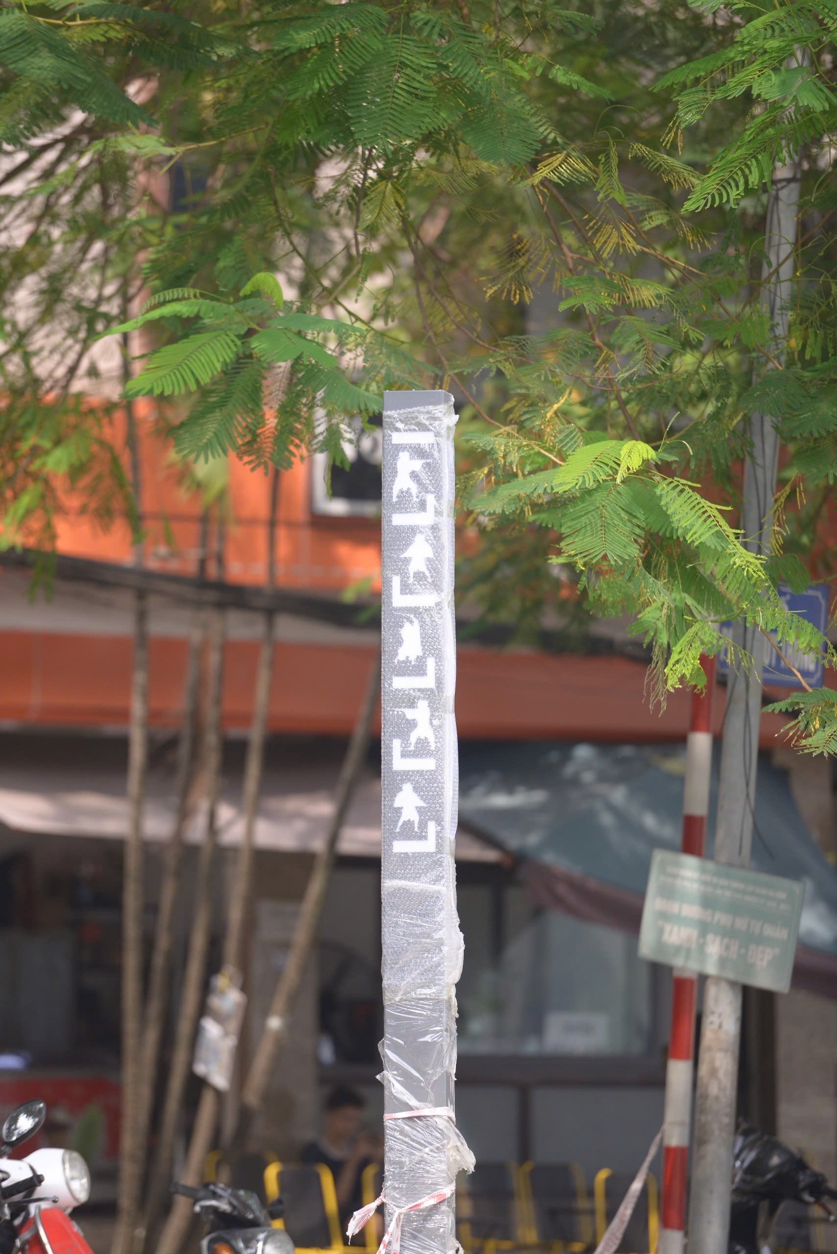 Close-up of the walking street around Ngoc Khanh Lake about to open photo 12